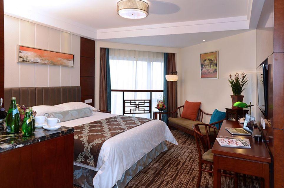Business, Queen Bed, City View