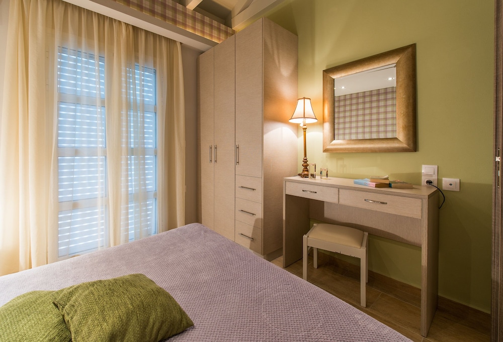 1 BEDROOM, FAMILY SUITE