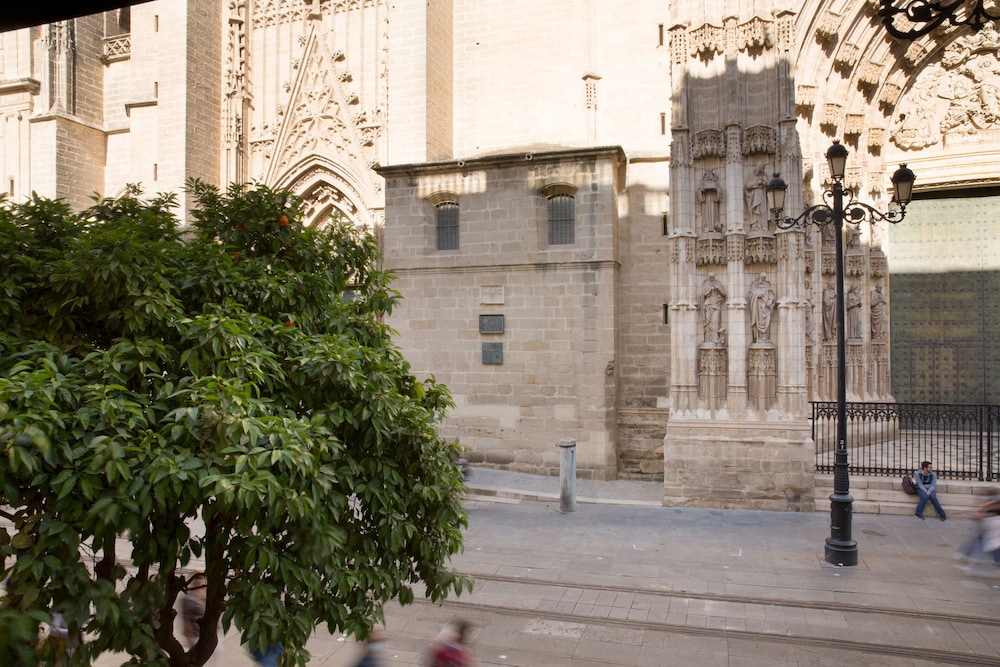 PUERTA CATEDRAL SUITES 49/50
