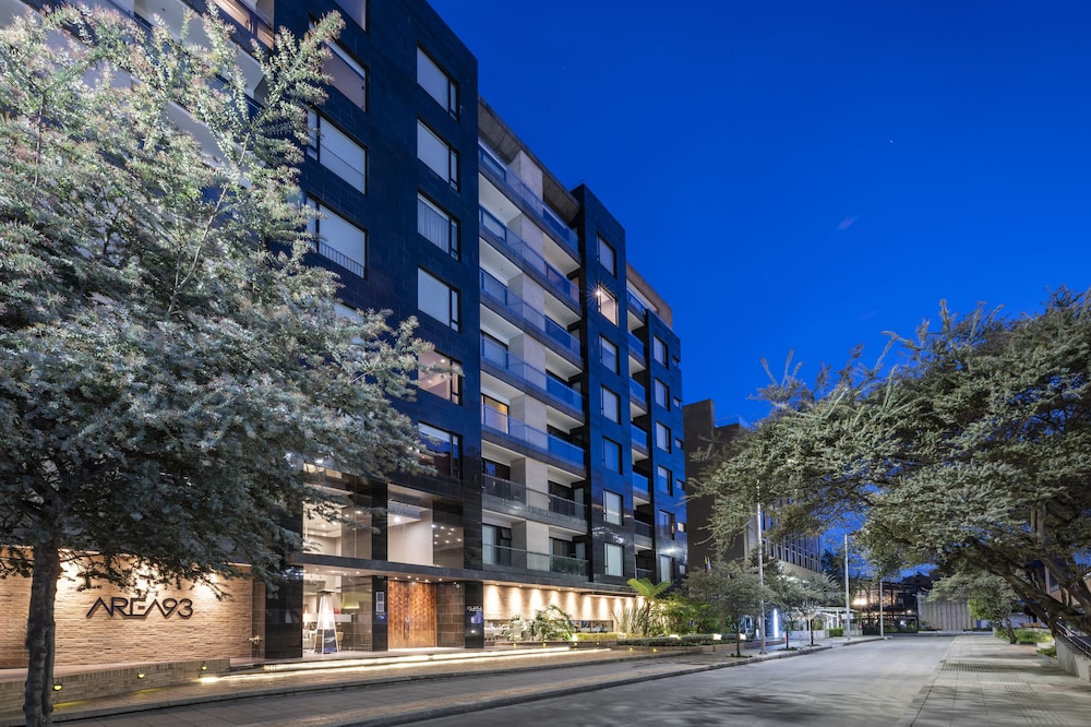 Hotel 93 Luxury Residences 66/69
