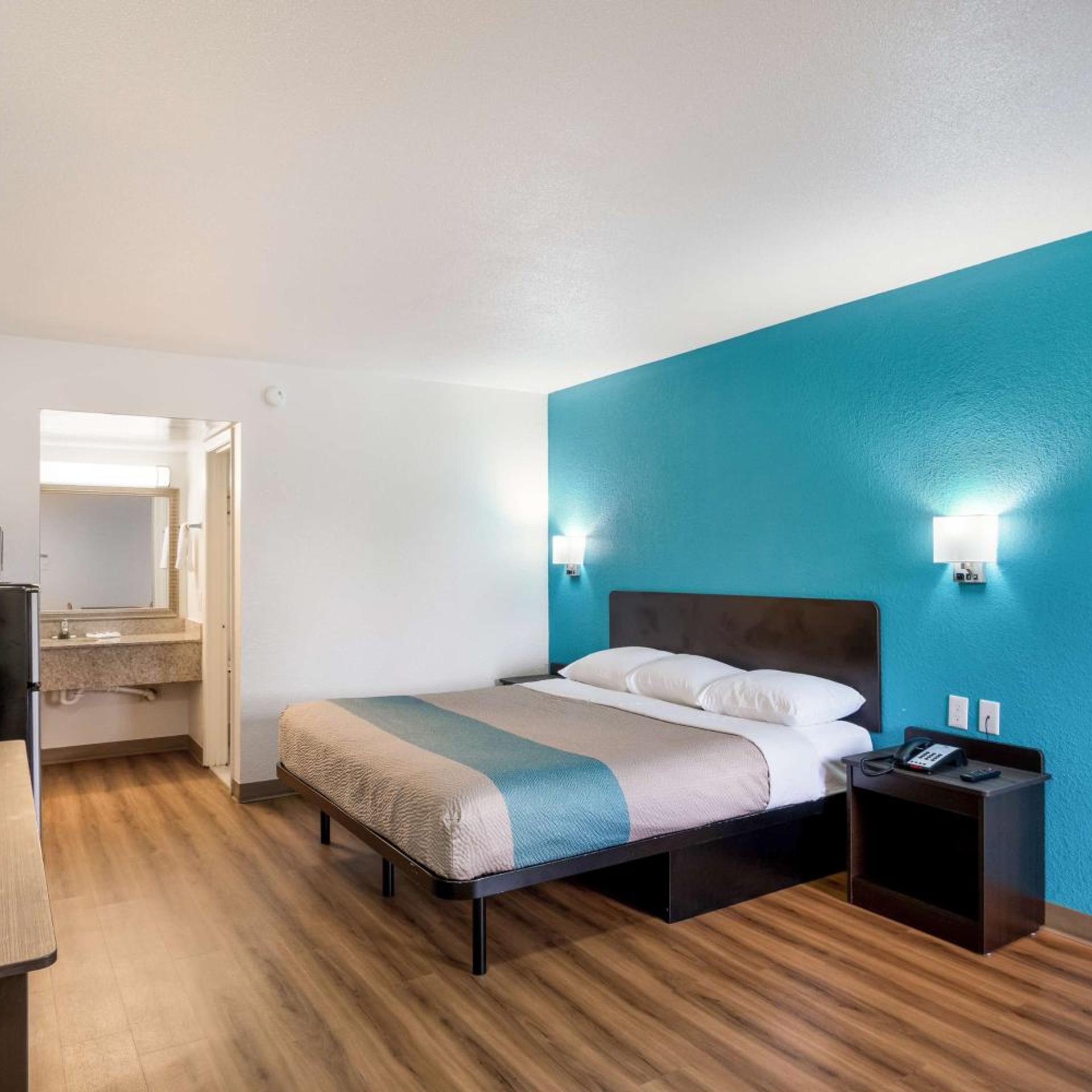 1 King Bed - Mob Acc RI Shwr Nsmk Micfridg