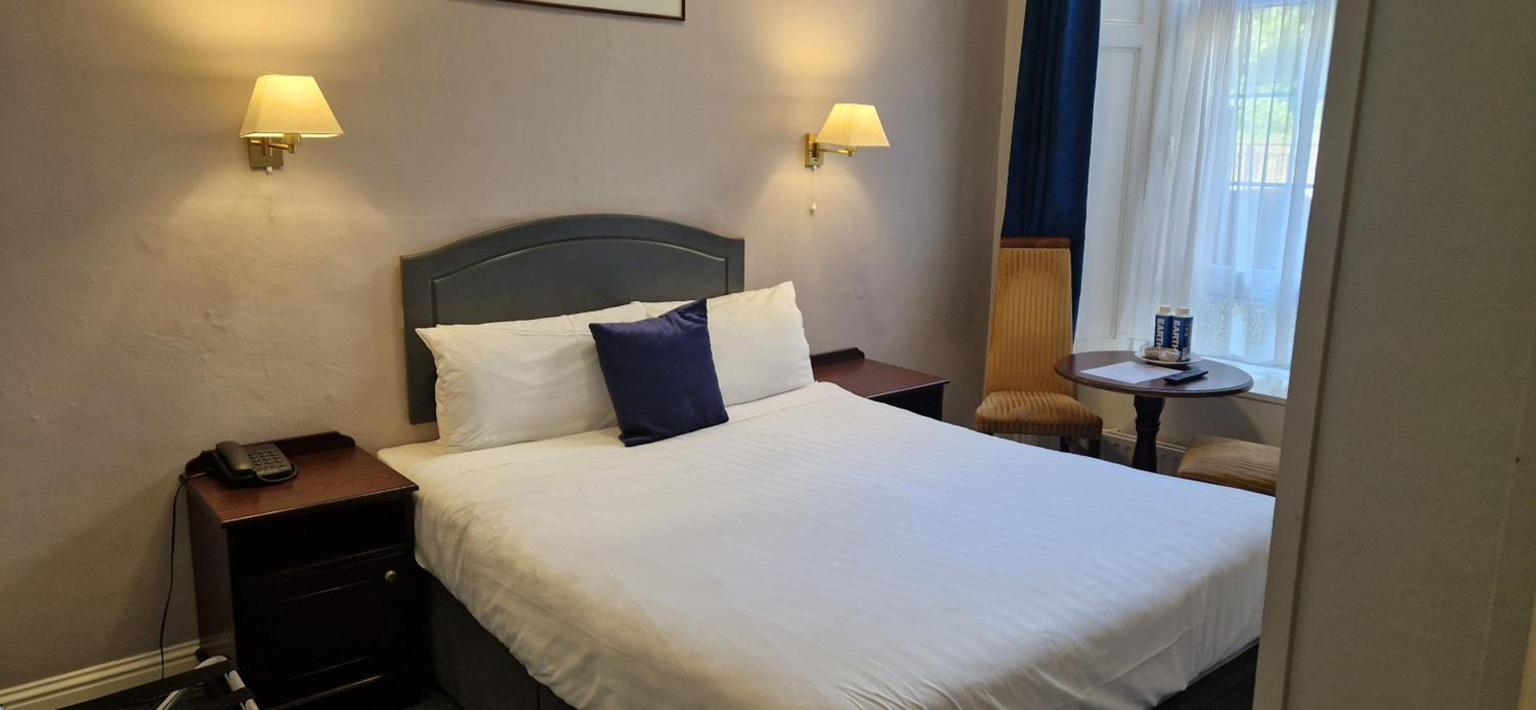 ROOM, SINGLE