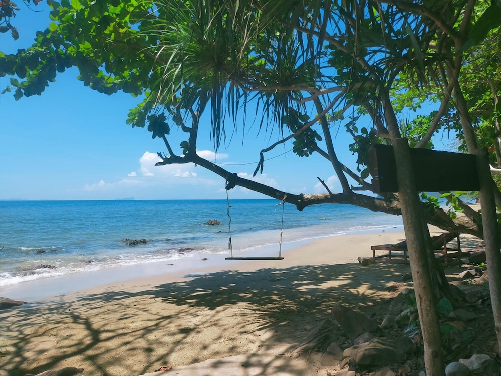 Jungle Hill Beach Bungalow 40/63