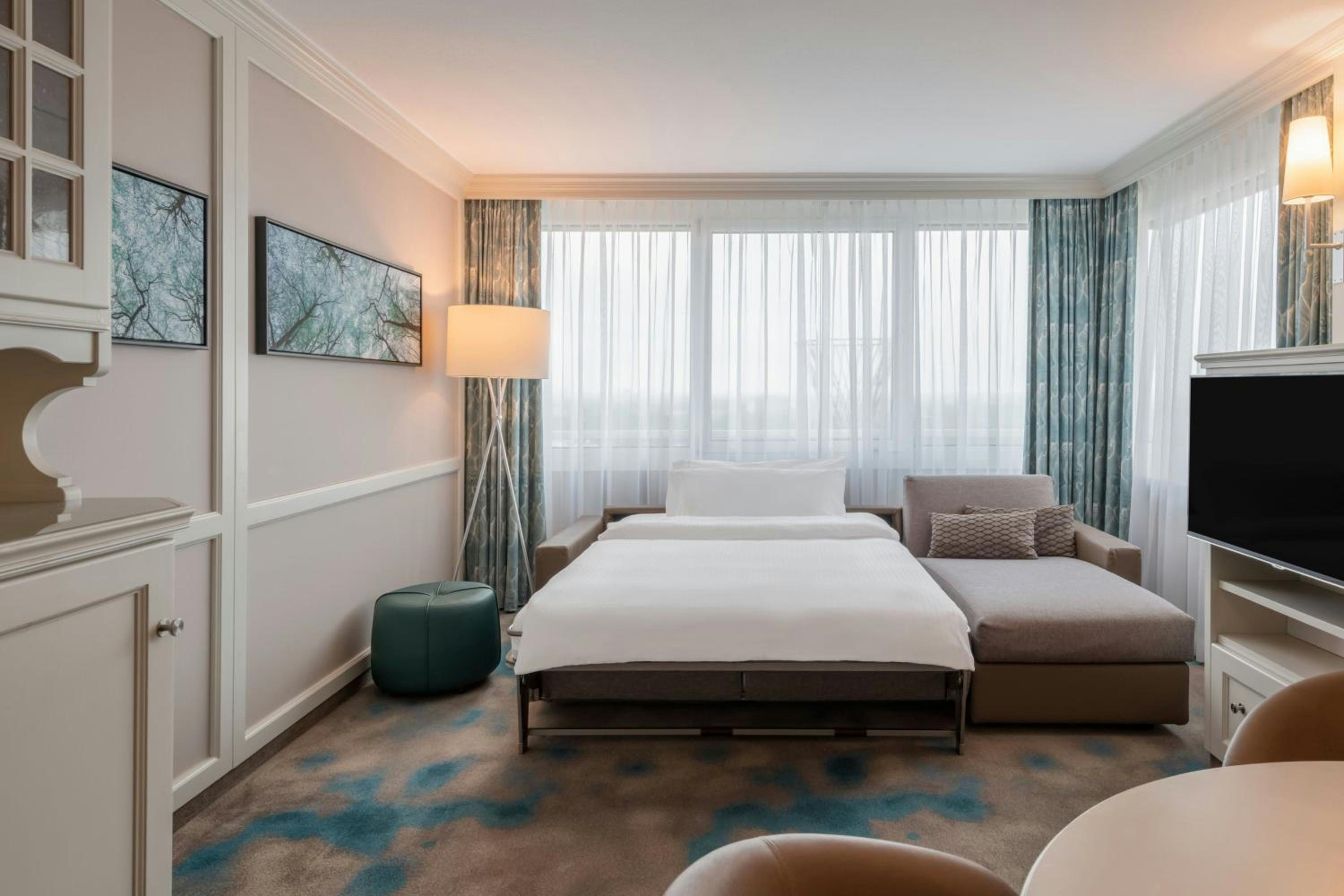 جناح جونيور بسرير كينج مع أريكة مع دخول صالة النادي، The Westin Grand Munich 4/5
