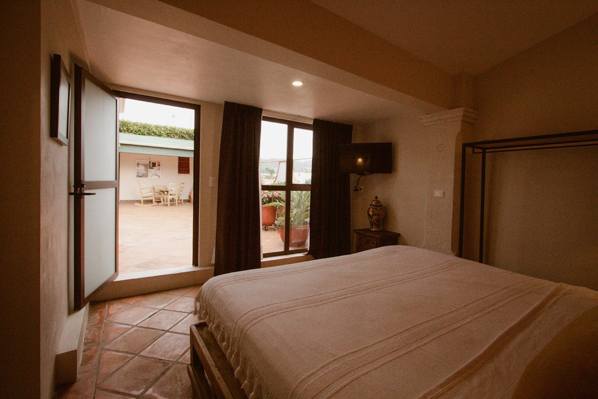 ROOM, KING BED