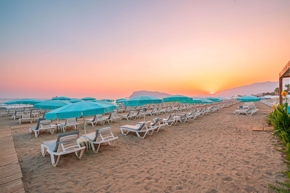 Avena Resort and Spa Hotel 65/68
