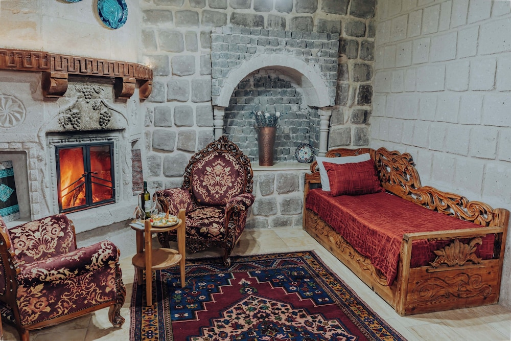 Holiday Cave Hotel 56/81