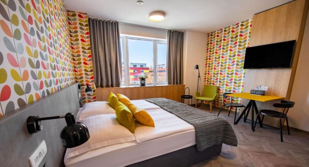 ROOM, DOUBLE BED, KITCHENETTE