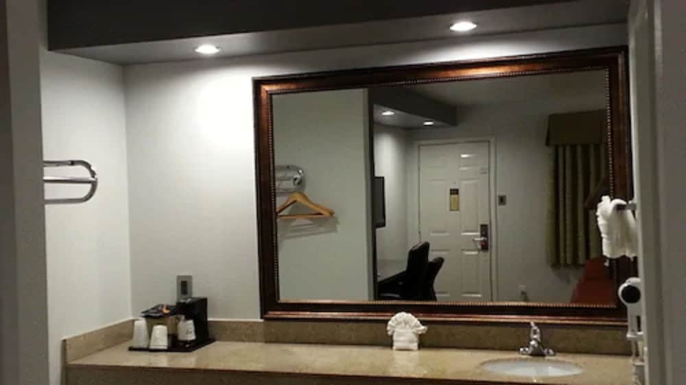 12 Oaks Hotel 11/50