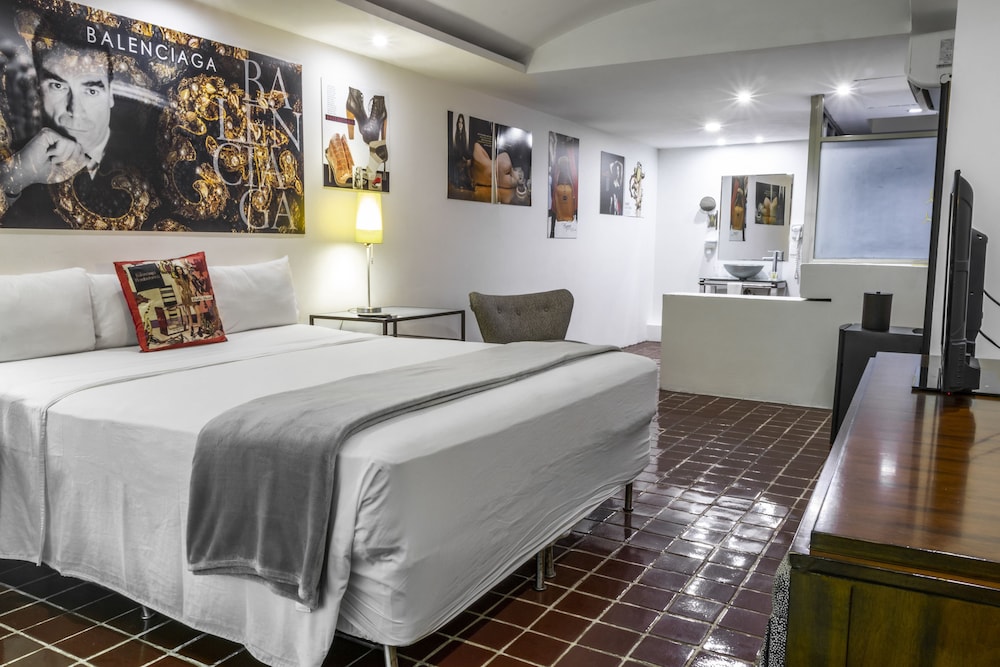 ROOM, KING BED
