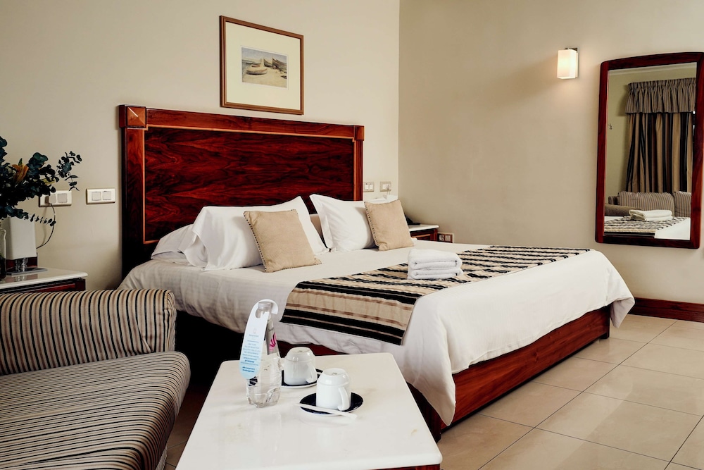 PARADISE BAY RESORT 38/80