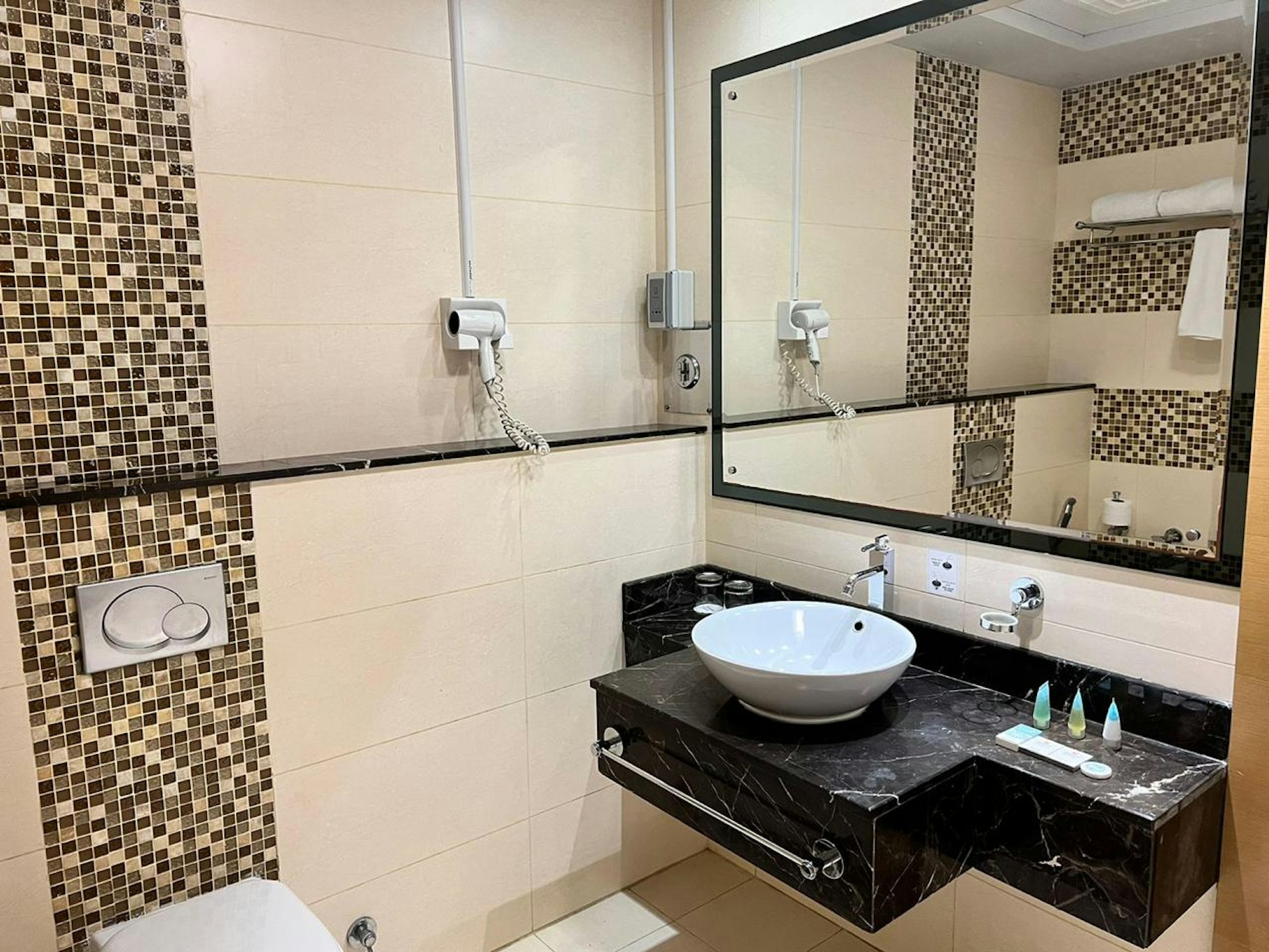 Copthorne Hotel Sharjah 84/85