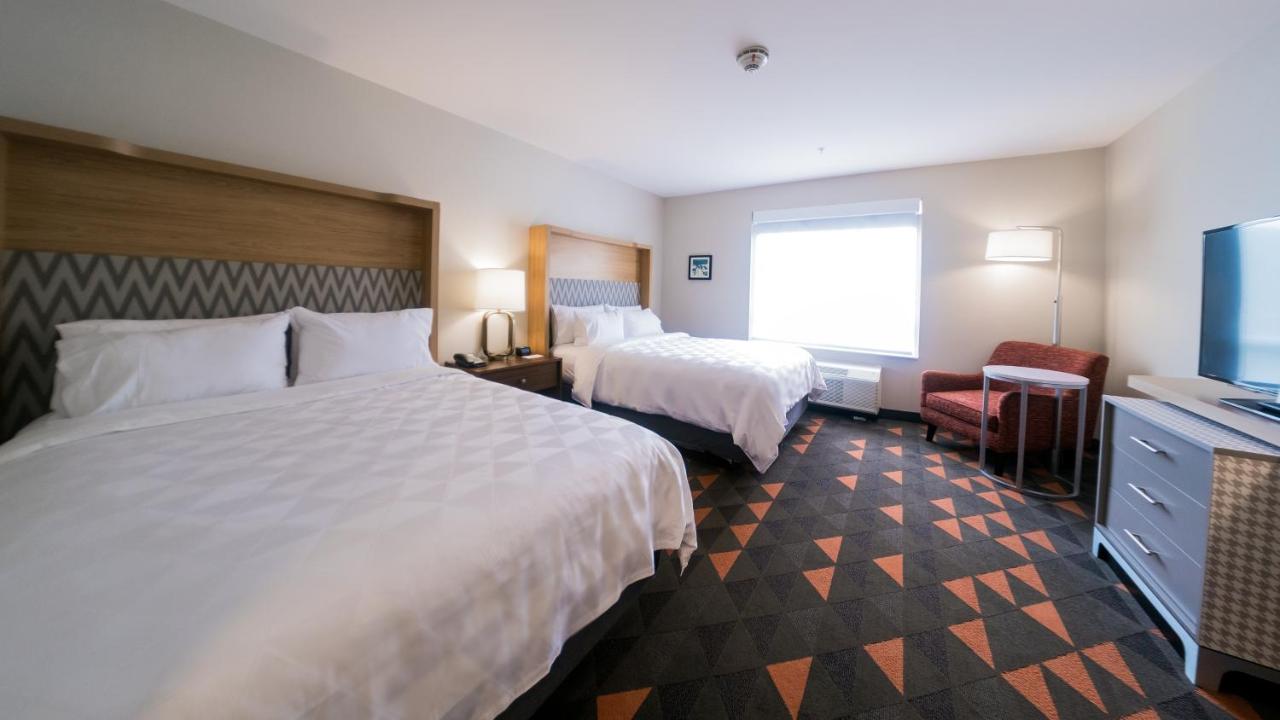 Suite, Queen Bed, Accessible
