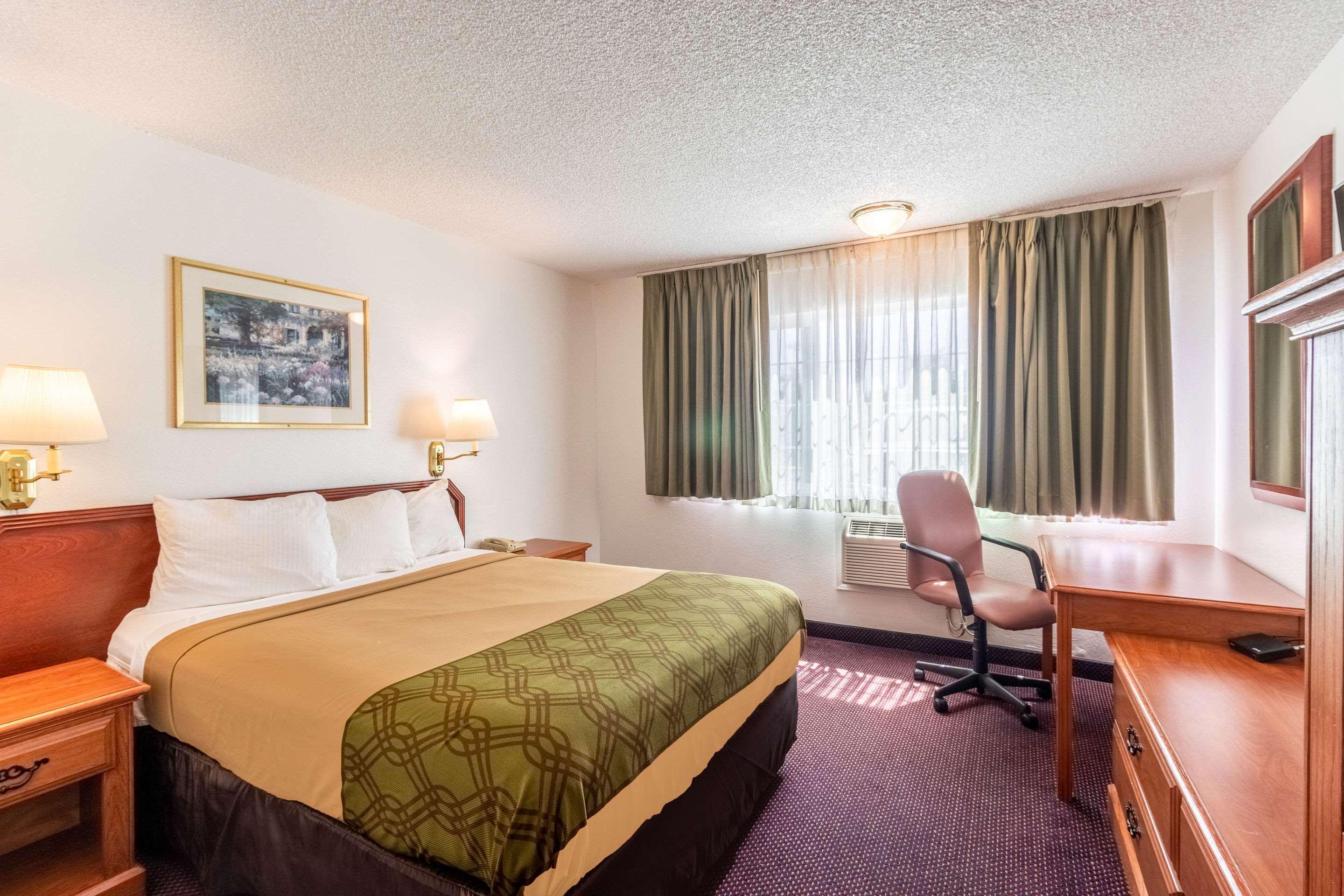 Room, Queen Bed