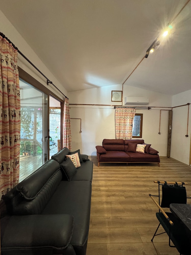 Turan Hill Lounge 33/50