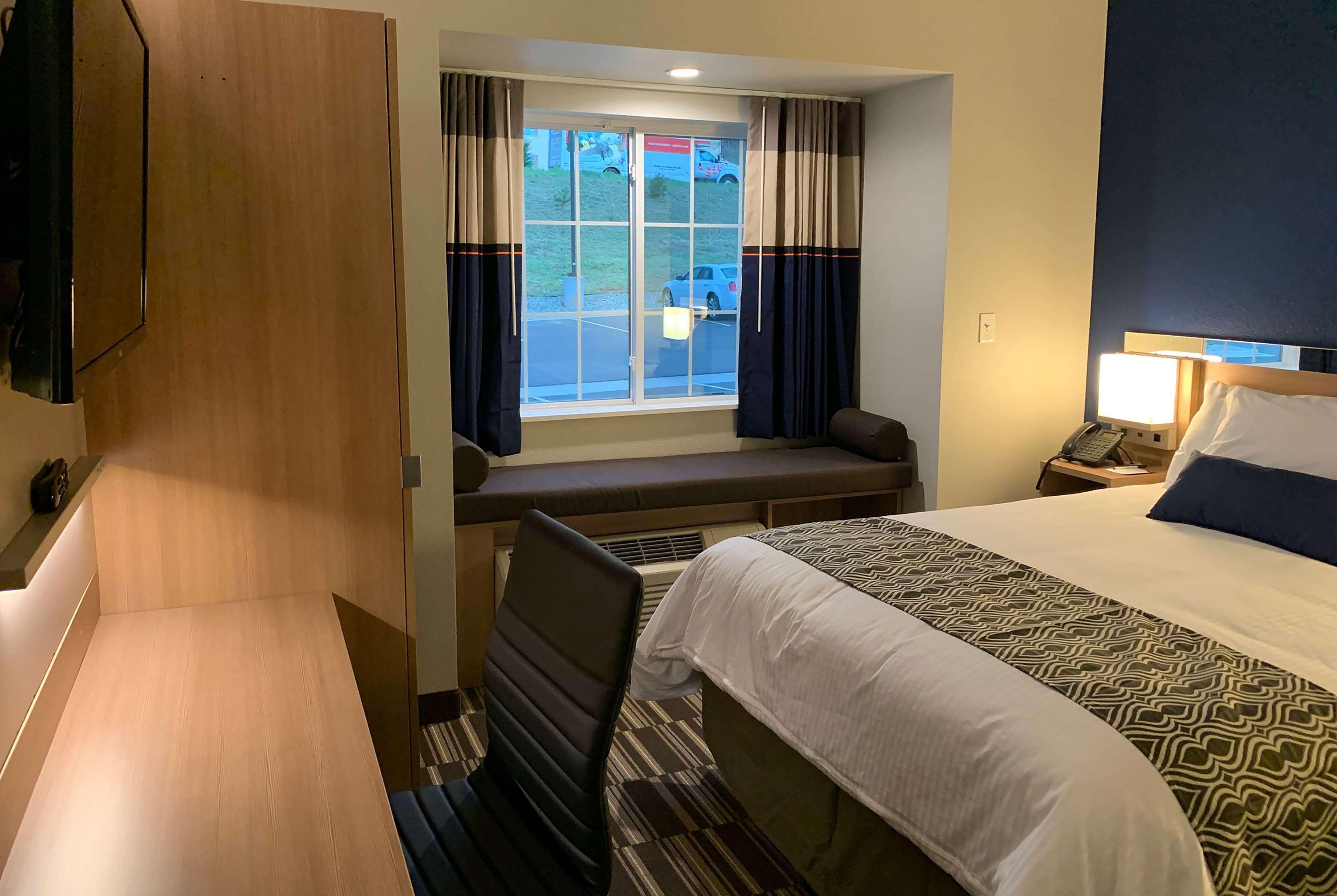 Standard, Queen Bed