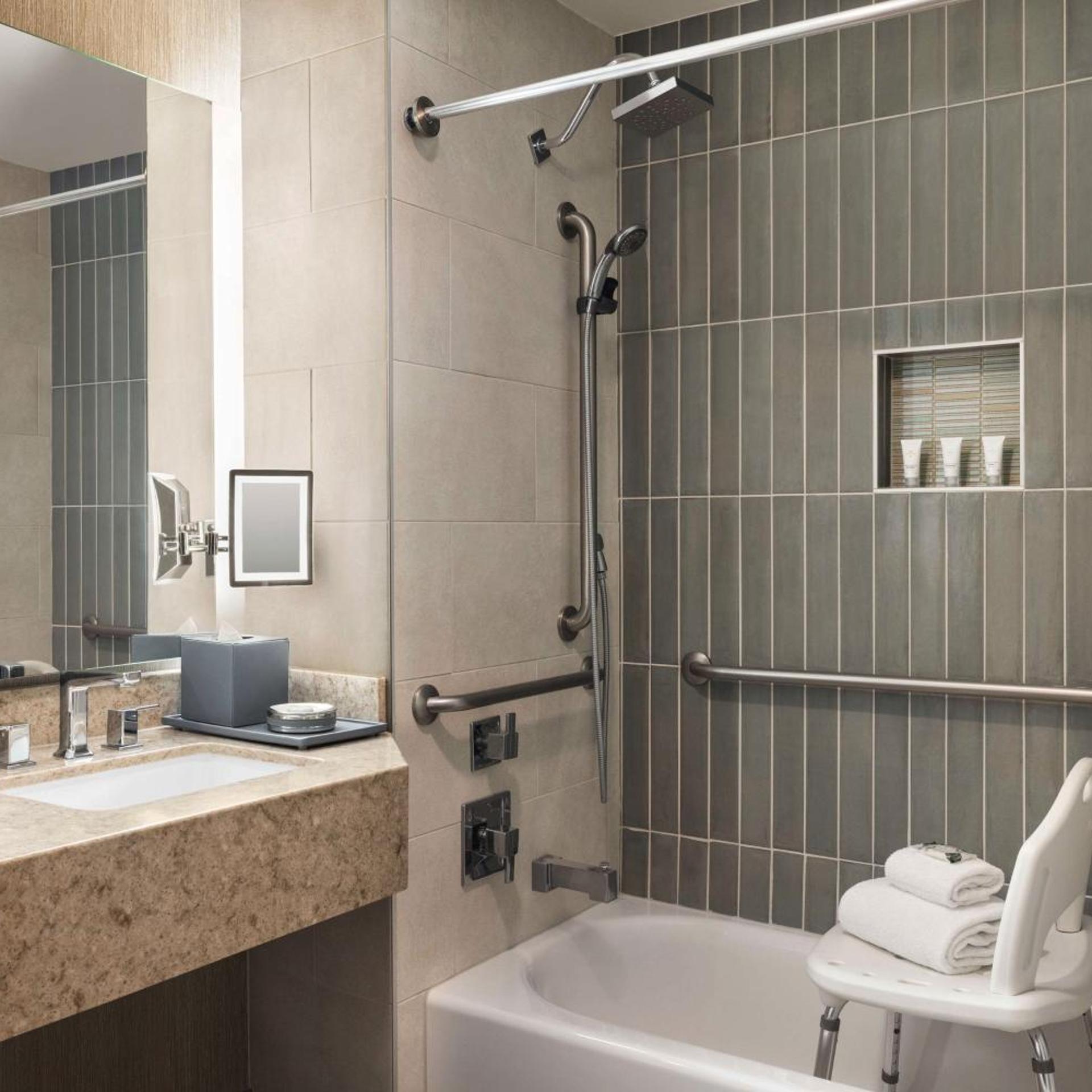 Room, King Bed, with Pool, Accessible، The Woodlands Resort, Curio Collection by Hilton 3/6