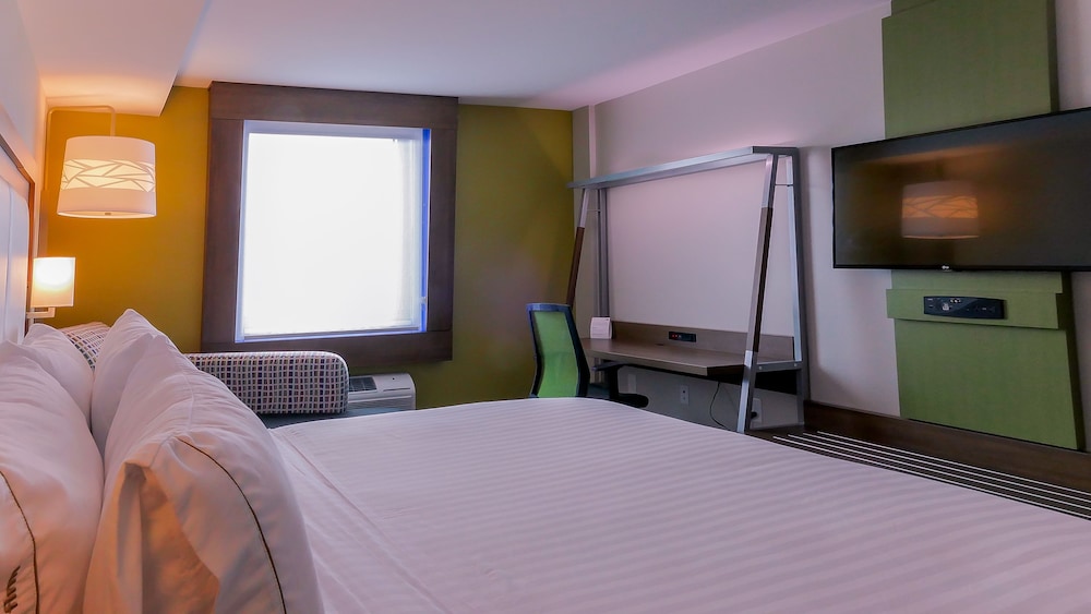 STANDARD, KING BED, POOL VIEW, ACCESSIBLE