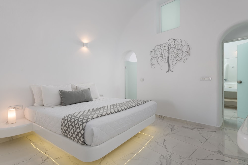 White Concept Caves - Adults Only 6/34