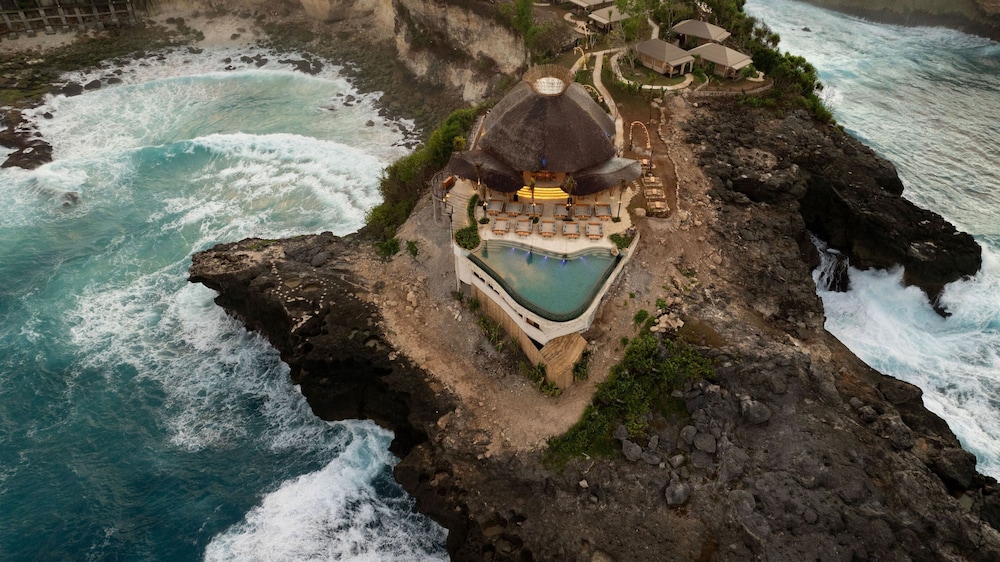 ARNA Suites and Ocean Lounge 40/46