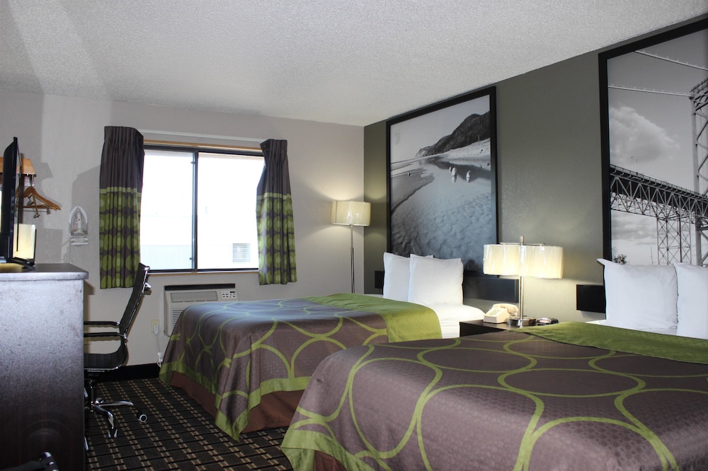 Super 8 by Wyndham Grand Rapids/Wyoming 8/21