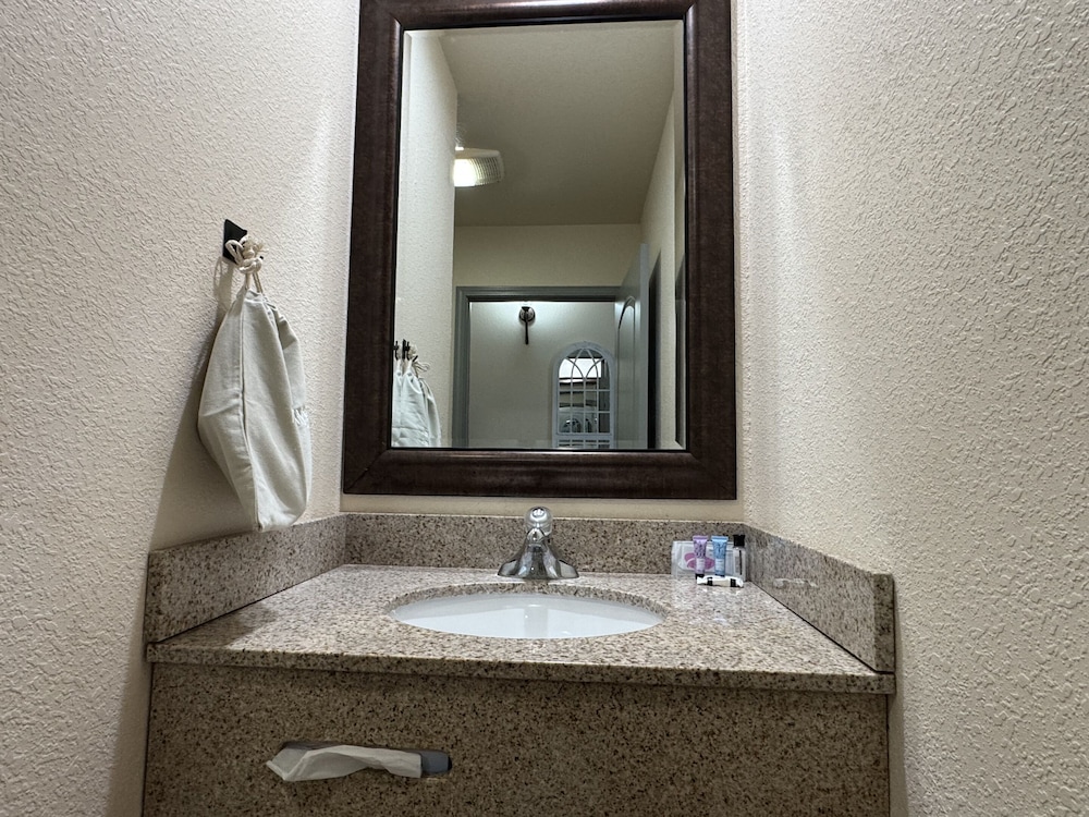 Price Pointe Inn 37/42
