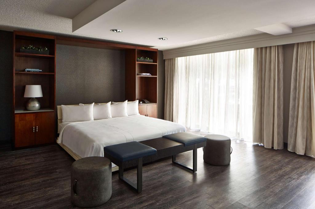 Executive, Suite, King Murphy Bed