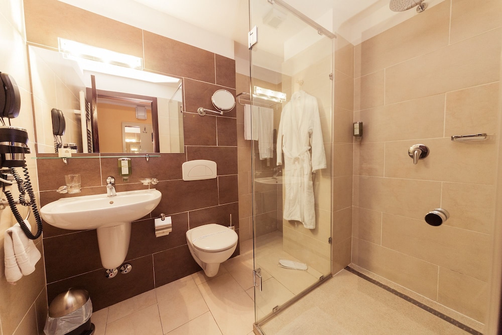 Paradis Hotel 33/34