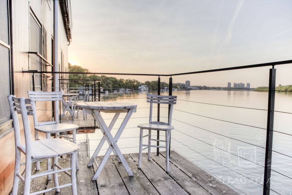 Arkabarka Floating Hostel And Apartments 67/83