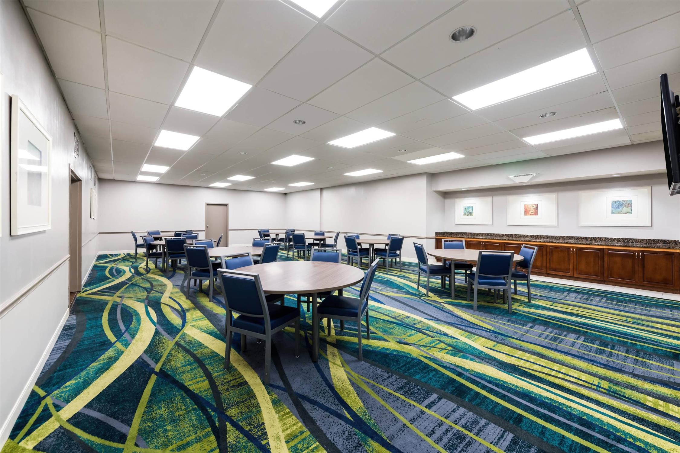 Country Inn & Suites by Radisson, Virginia Beach (Oceanfront) 32/35