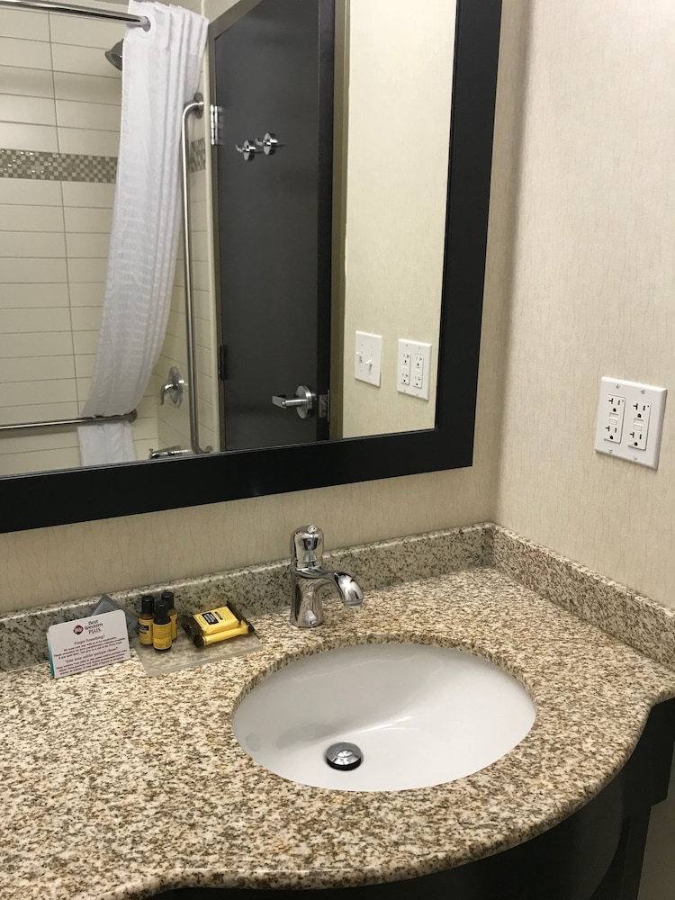 Best Western Plus Sherwood Park Inn and Suites 28/59