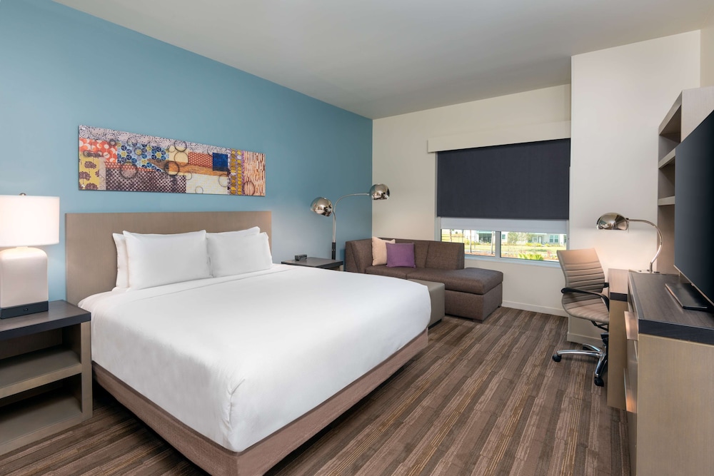 ROOM, KING BED