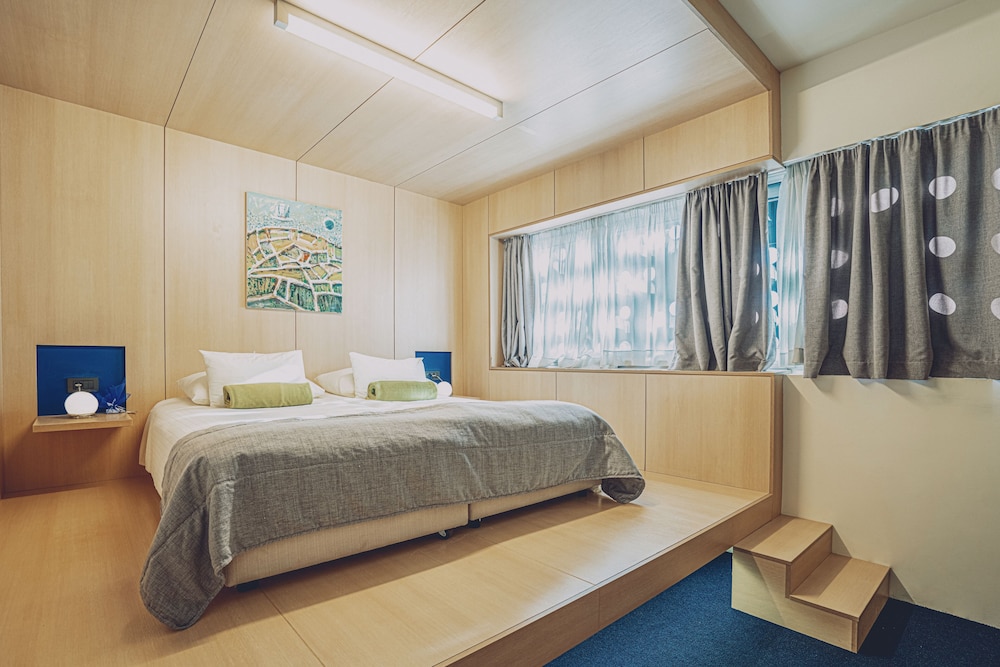 STANDARD, DOUBLE BED, PARTIAL SEA VIEW