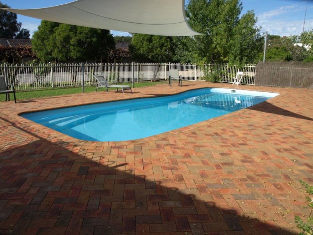 Civic Motor Inn Cowra 44/71