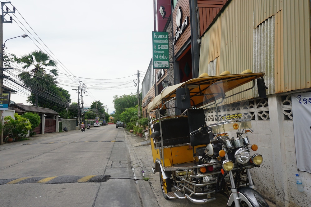 Bangkok Travel Suites 49/56