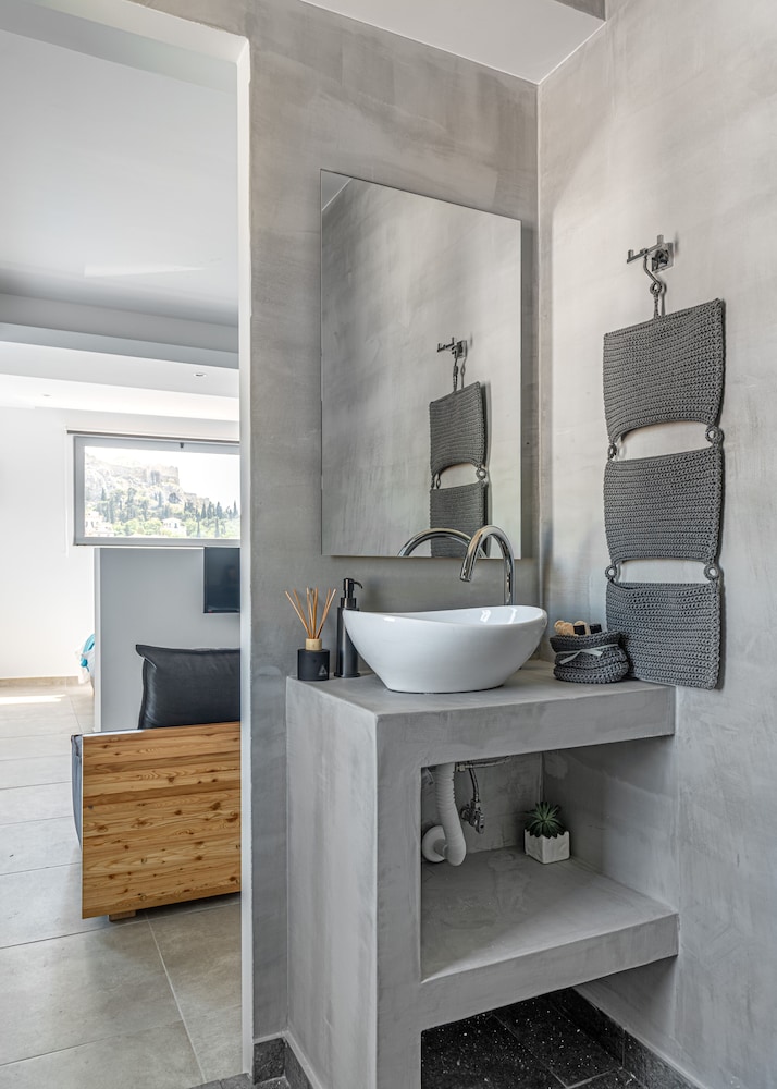 Mythos Luxury Suites 50/50
