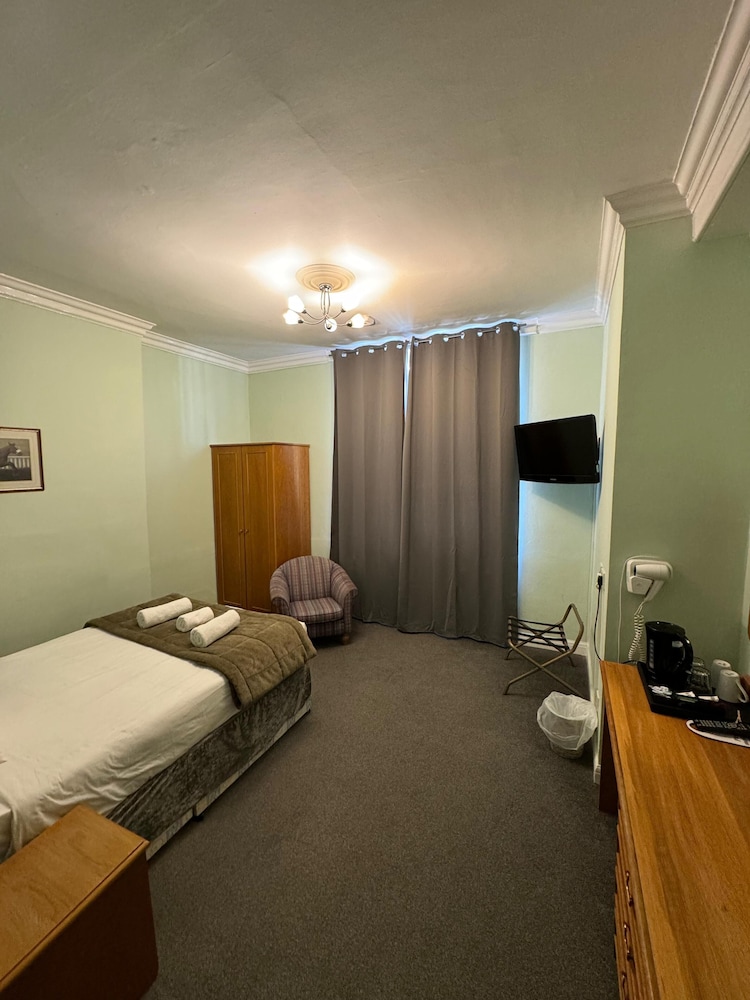 The George Hotel 34/50