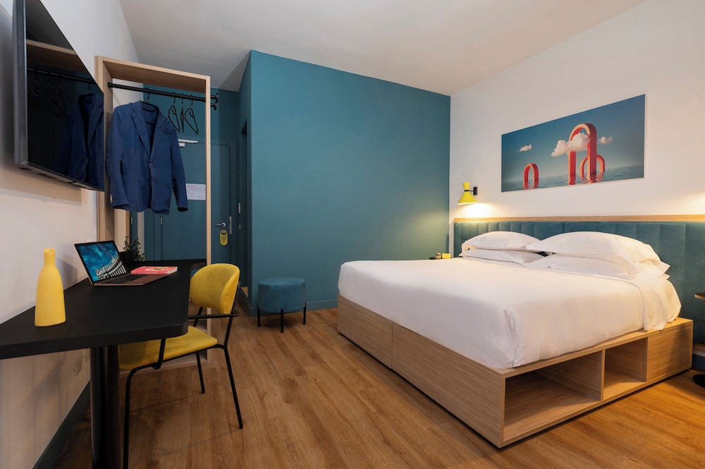 DELUXE, DOUBLE OR TWIN BED