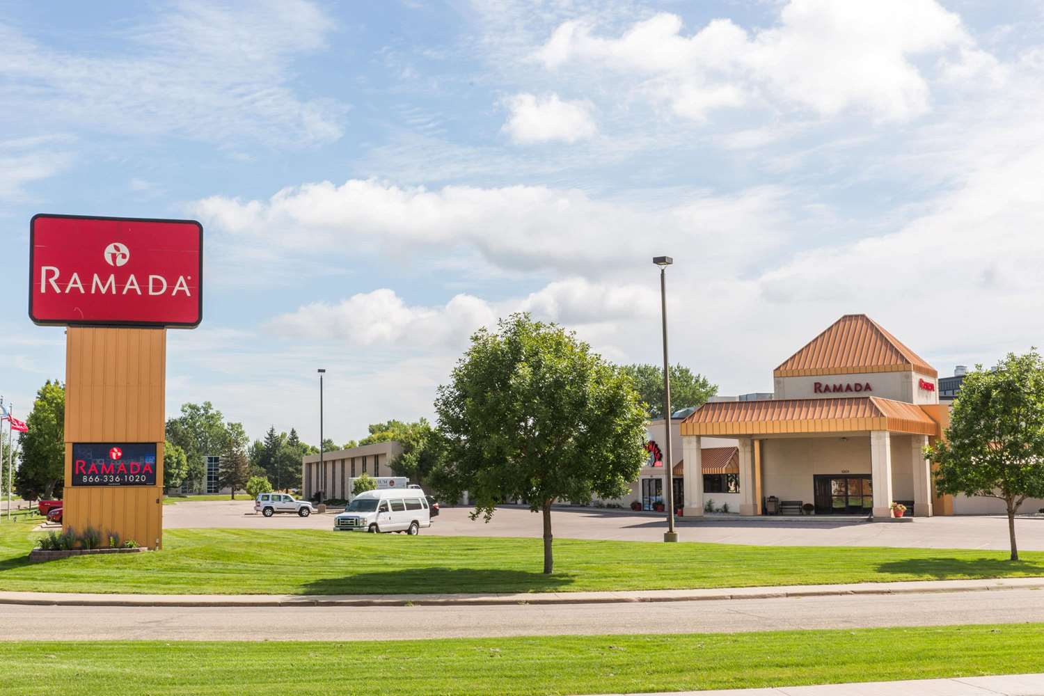 Ramada by Wyndham Sioux Falls Airport-Waterpark & Event Ctr 1/39