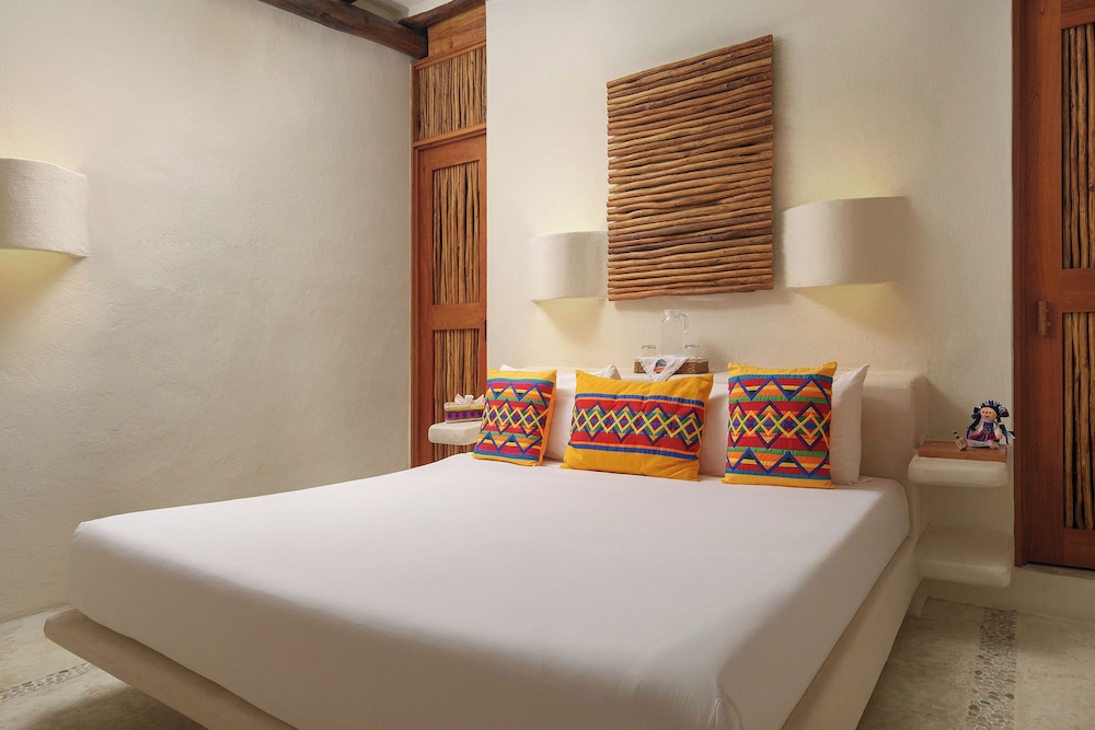 Hotel El Pueblito 8/50