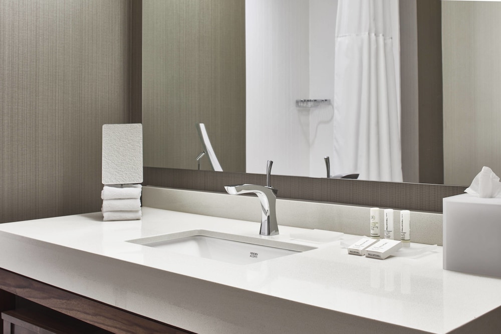 Courtyard By Marriott Minneapolis West 15/51