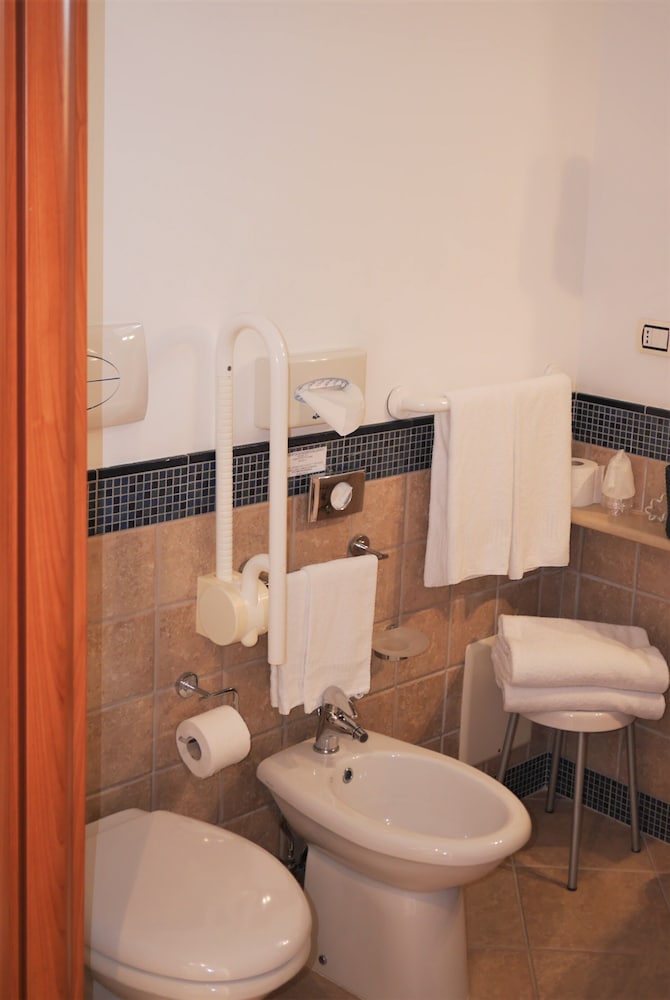 غرفة قياسية بسرير مزدوج بإطلالة على الحديقة بشرفة، Villa Ceselle 5/5