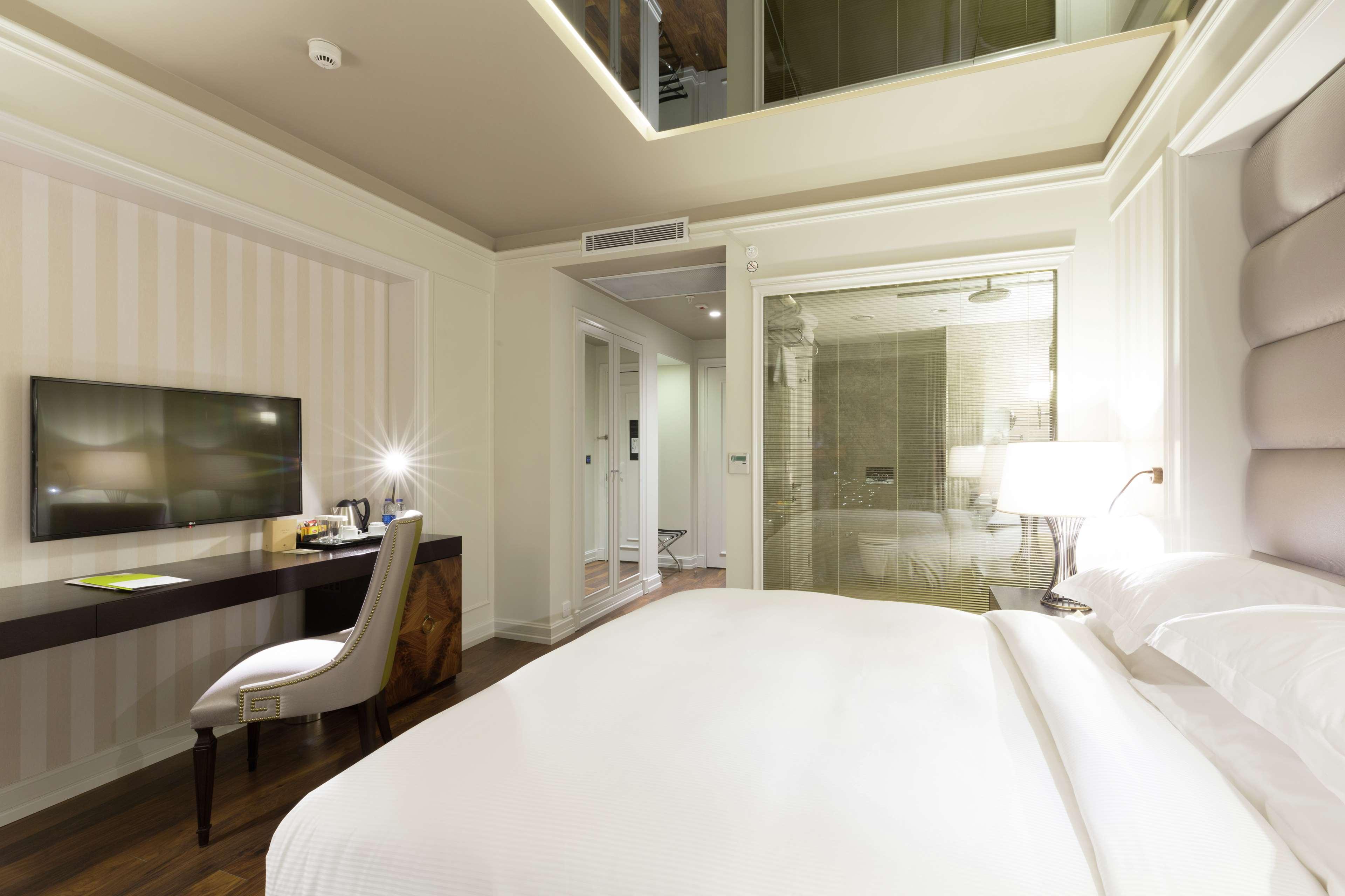 GUEST ROOM, KING BED
