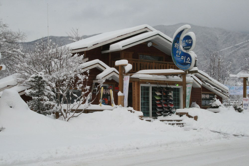White Cabin 3/60