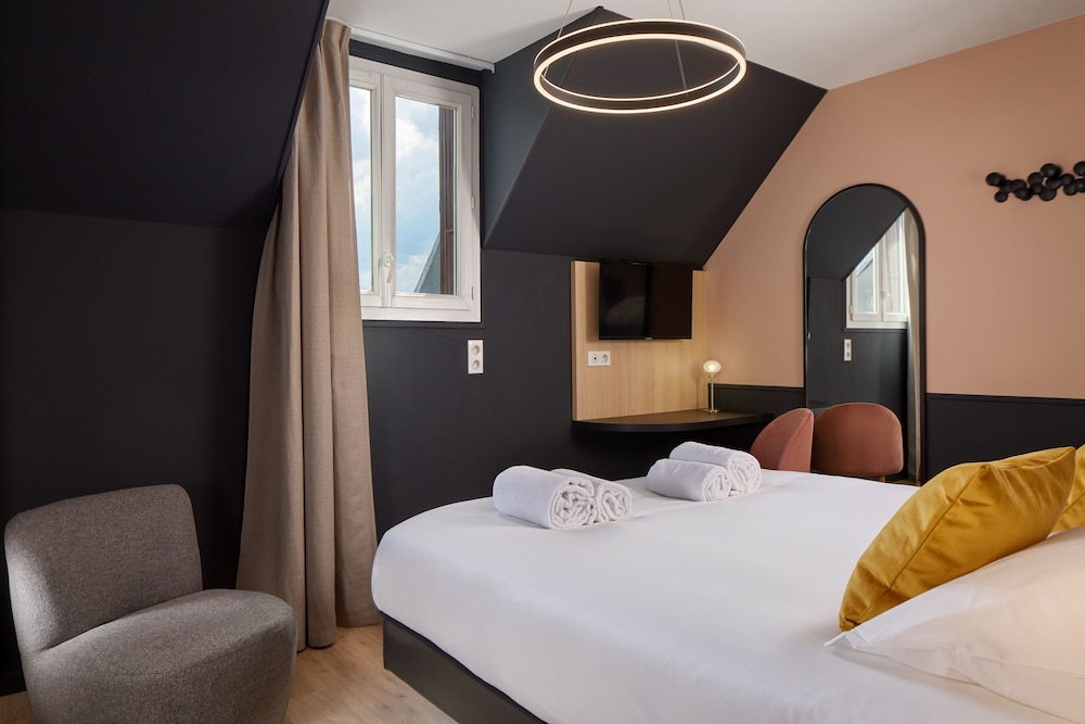 SUPERIOR, QUEEN BED