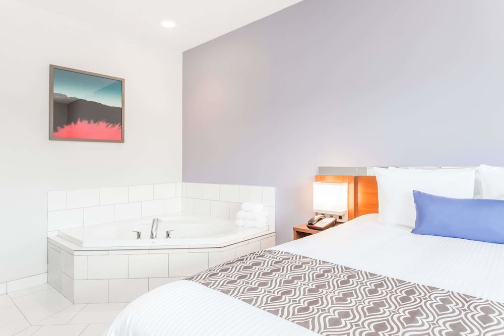 Microtel Inn & Suites By Wyndham Sault Ste. Marie 12/47