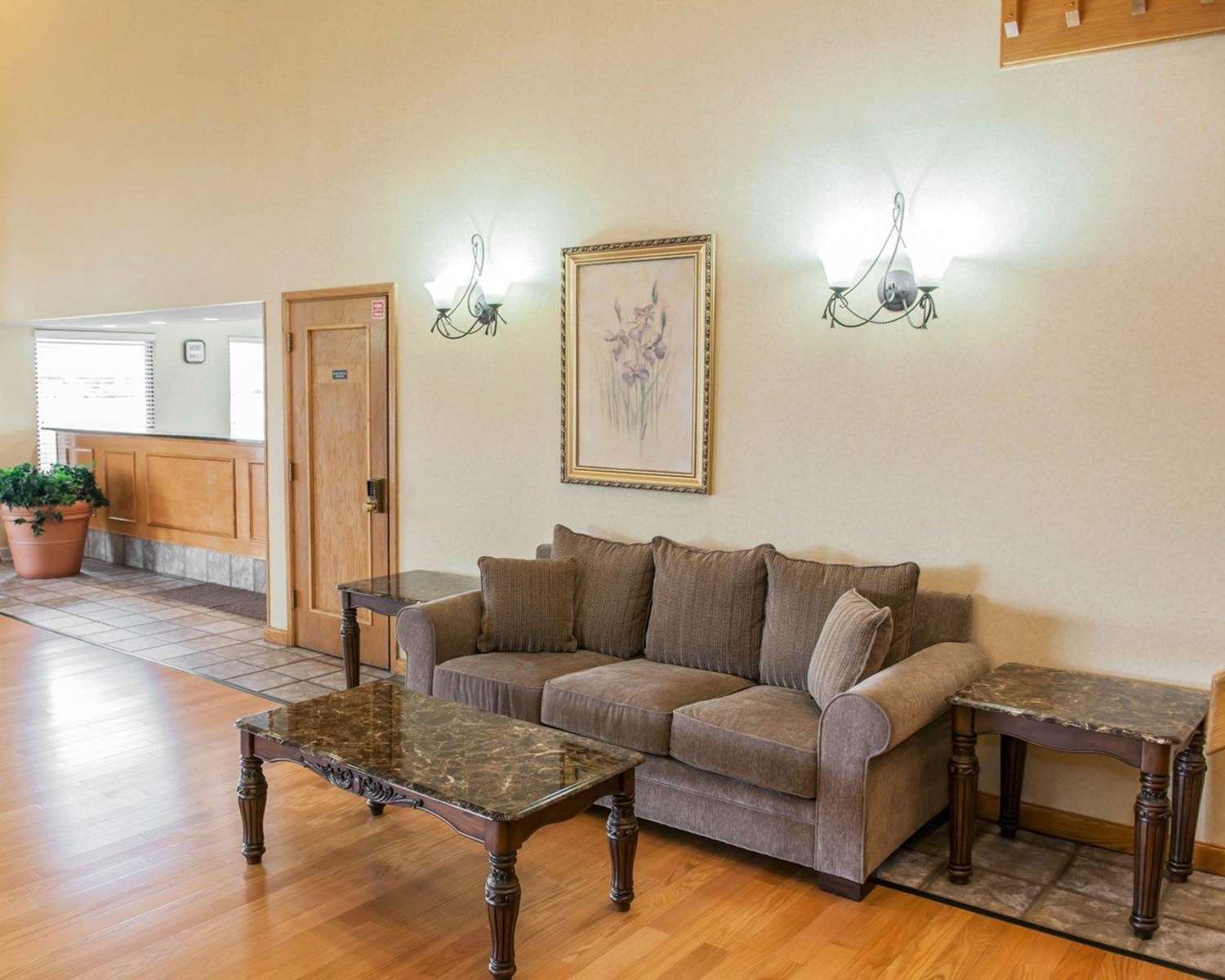 Lafayette Inn & Suites 28/48