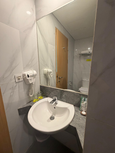 Happiness, Twin Beds، Maxone Hotel Jayapura 2/4