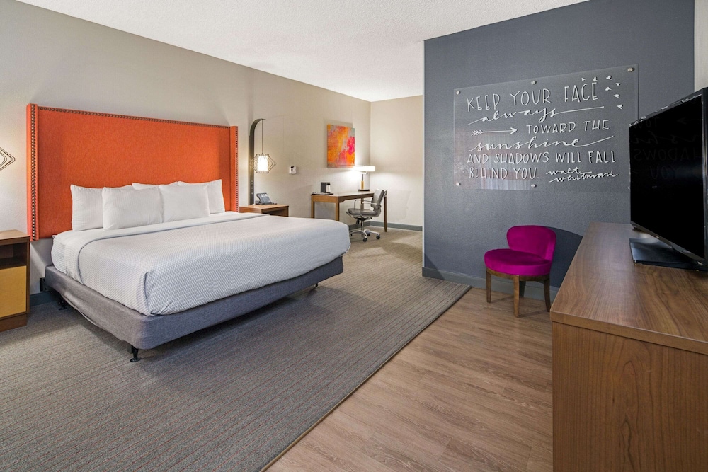 La Quinta Inn & Suites by Wyndham Orange County Airport 17/55