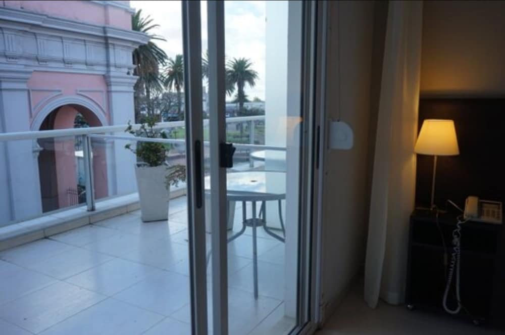 De La Plaza Hotel 7/54